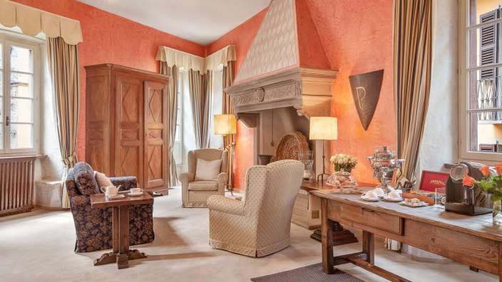 Ein Wohnzimmer mit roten Wänden und einem Kamin