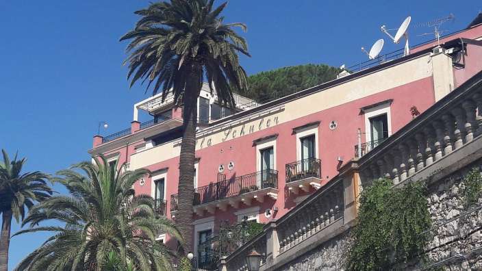 Ein rosa und weißes Gebäude mit der Aufschrift la schulter