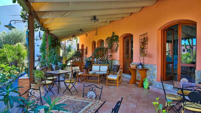 Eine Terrasse mit Tischen und Stühlen und einem Couchtisch