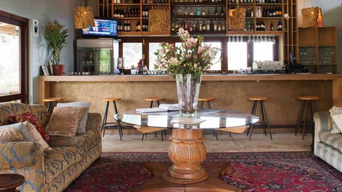 Ein Wohnzimmer mit einem Couchtisch und einer Bar