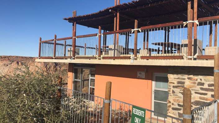 Ein Gebäude mit einem Balkon und einem Schild davor, das sagt, dass es nur Bewohner gibt