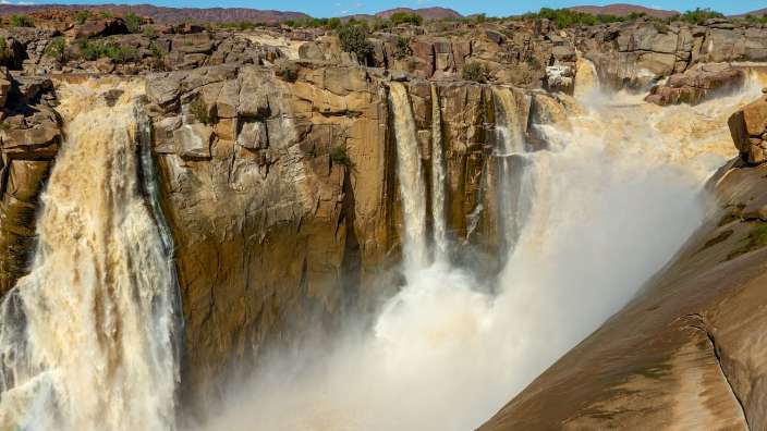 Ein Wasserfall inmitten einer felsigen Landschaft