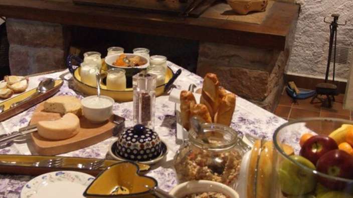 Ein Tisch mit verschiedenen Speisen und Getränken darauf