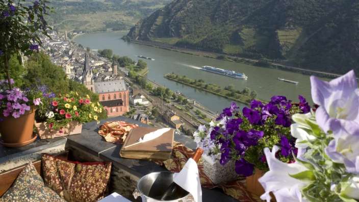 Ein Tisch mit einem Blick auf einen Fluss und ein Schiff im Hintergrund