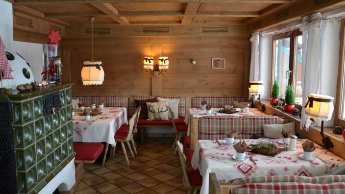 Ein Esszimmer mit Tischen und Stühlen und einem Kamin