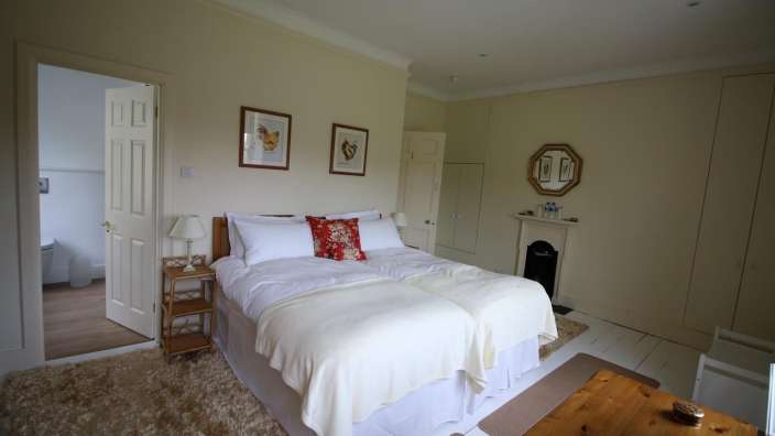 Ein Schlafzimmer mit zwei Betten und zwei Bildern an der Wand