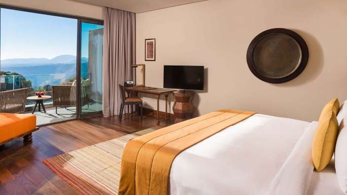 Ein Hotelzimmer mit einem Bett und einem Fernseher