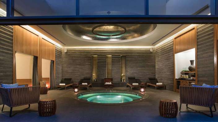 Ein großer Raum mit einem großen Pool in der Mitte