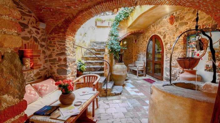 Ein Raum mit Treppen und einem Brunnen in der Mitte