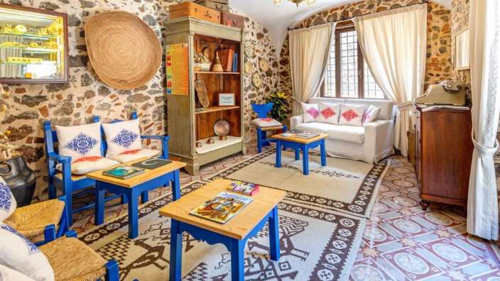 Ein Wohnzimmer mit blauen Möbeln und einem Couchtisch