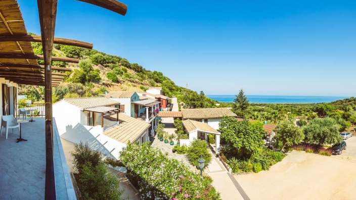 Eine Gruppe von Häusern auf einem Hügel mit Blick auf das Meer