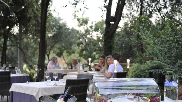 Eine Person sitzt an einem Tisch in einem Restaurant