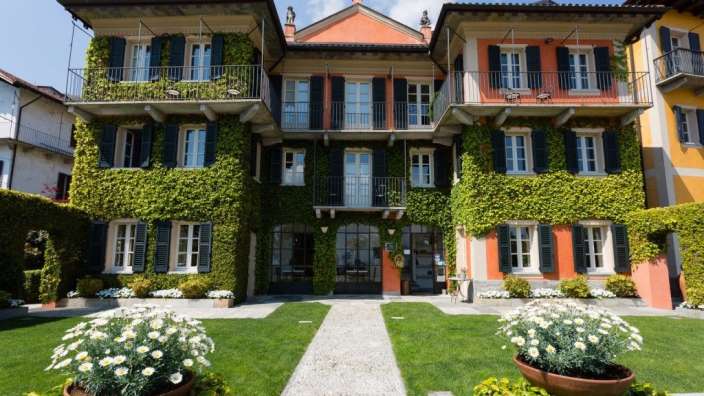 Ein großes Gebäude mit vielen Fenstern und grünen Wänden