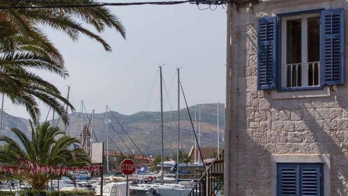 Ein Stoppschild in einem Hafen mit vielen Booten