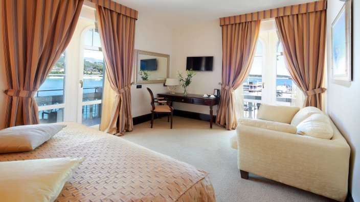 Ein Hotelzimmer mit einem Bett und einem Stuhl