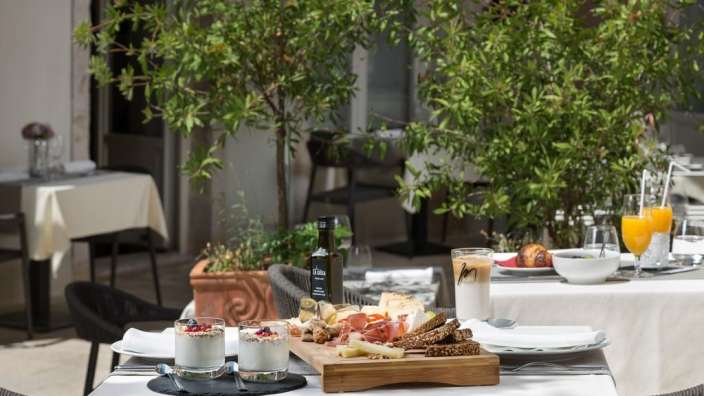 Ein Tisch mit Essen und einer Flasche d' olio