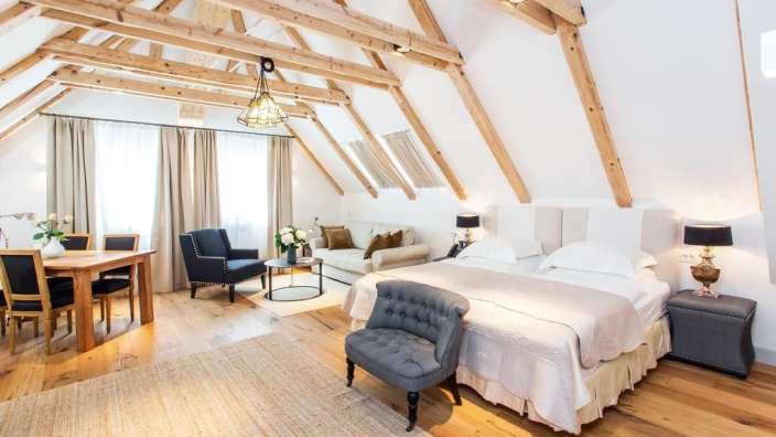 Ein Schlafzimmer mit einem Bett, einem Stuhl und einem Tisch