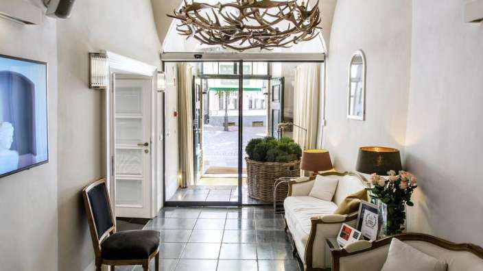 Ein Wohnzimmer mit einer Couch und einem Fernseher