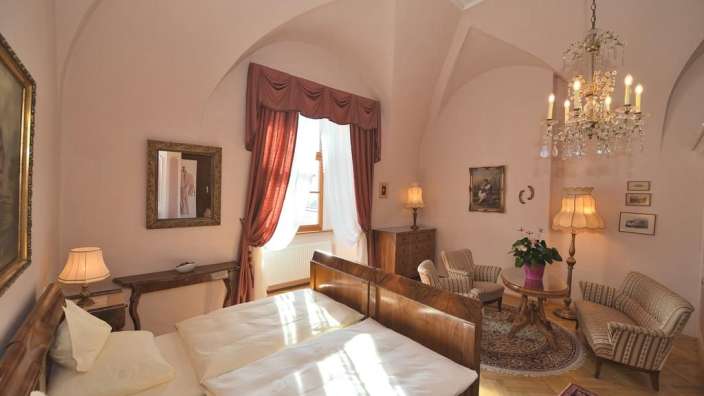 Ein Schlafzimmer mit zwei Betten und einem Kronleuchter