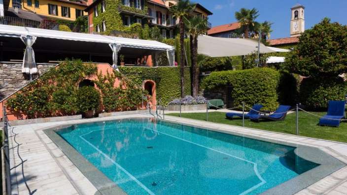 Ein großer Swimmingpool in einem üppigen Garten