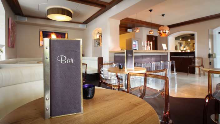 Ein Menü steht auf einem Holztisch in einem Restaurant