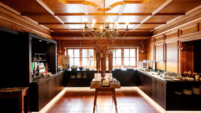 Ein Esszimmer mit einem Tisch und einem Kronleuchter