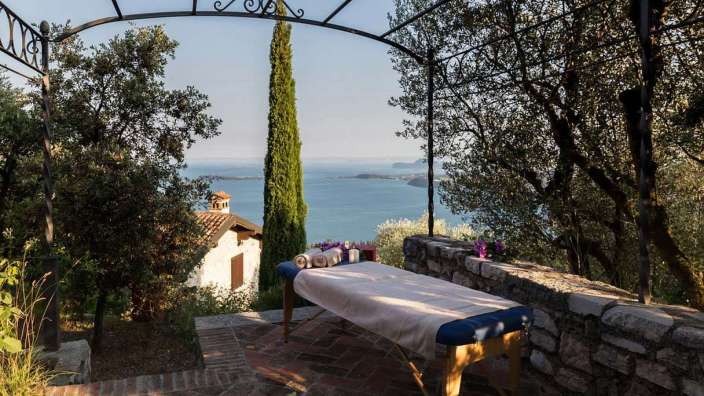 Ein massagetisch mit einem blick auf das meer