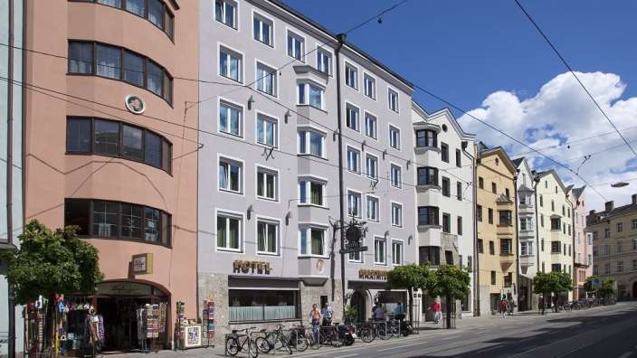 Eine Reihe von Gebäuden mit einem Hotel darauf