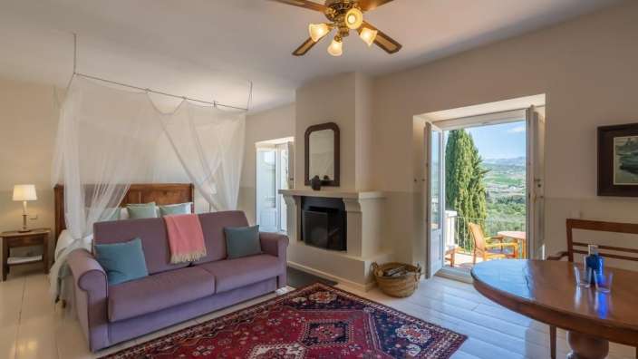 Ein Wohnzimmer mit einem Couchtisch und einem Kamin