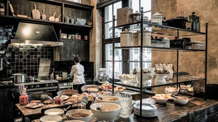 Eine Frau steht in einer Küche und bereitet Essen