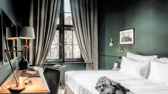 Ein Hotelzimmer mit einem Bett und einem Schreibtisch