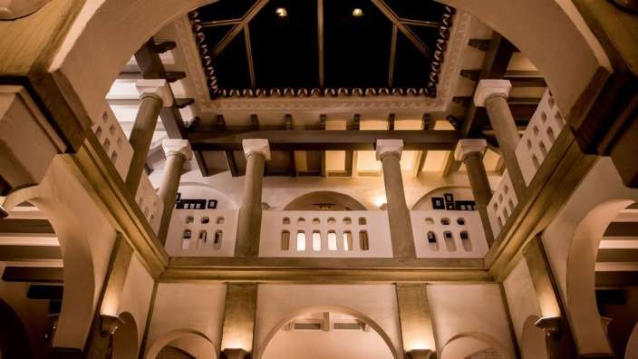 Ein Gebäude mit vielen Säulen und einem Dach