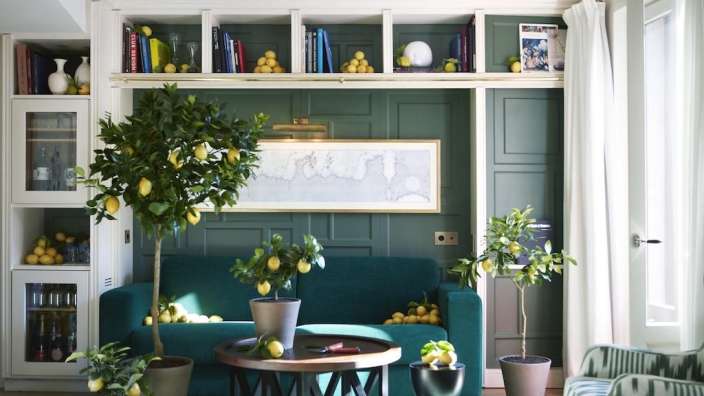 Ein Wohnzimmer mit grünen Wänden und einem blauen Couchtisch