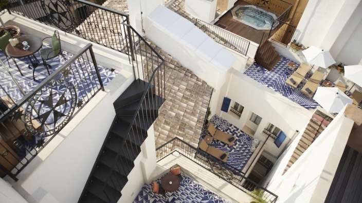 Eine Treppe führt zu einem Balkon mit einem Jacuzzi darauf