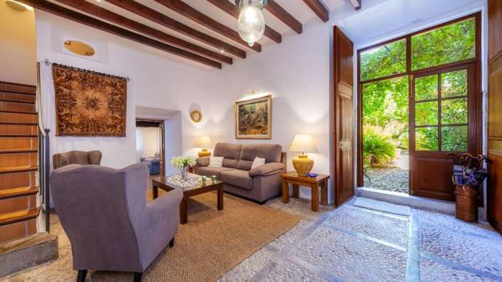 Ein Wohnzimmer mit einem Couchtisch und Stühlen