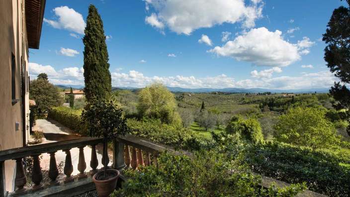 Ein Balkon mit Blick auf eine grüne Landschaft