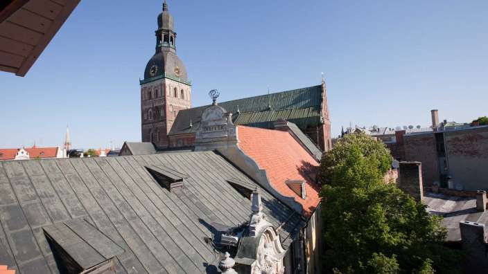 Ein Gebäude mit einem Turm darauf und der Aufschrift ' obelisk '