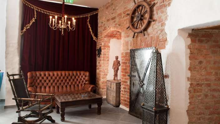 Ein Wohnzimmer mit einem Ledersofa und einem Tisch