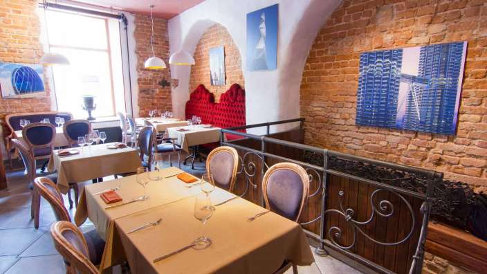 Tische und Stühle in einem Restaurant mit Ziegelwänden