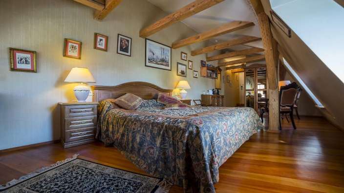 Ein Schlafzimmer mit einem Bett und zwei Lampen