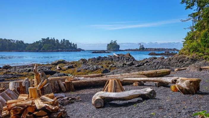 Ein Lagerfeuer auf einem felsigen Strand mit Blick auf das Meer
