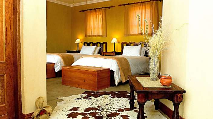 Ein Schlafzimmer mit zwei Einzelbetten und einem Deckenventilator