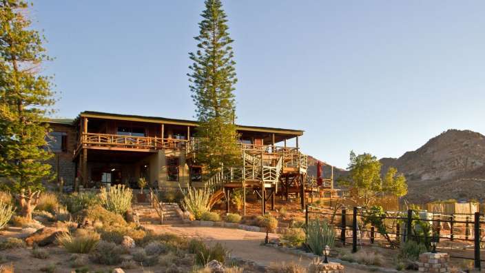 Ein sehr großes Haus mit vielen Bäumen davor