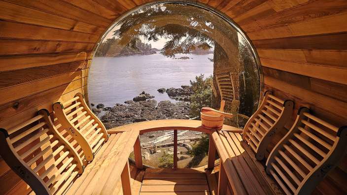Eine Holzsauna mit einem Blick auf den Ozean