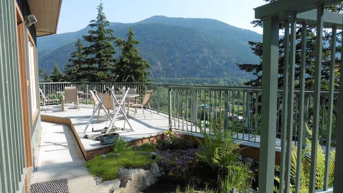Eine Terrasse mit Blick auf die Berge