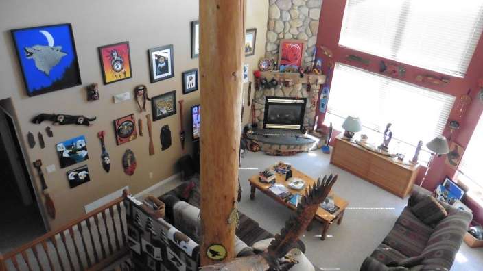 Ein Wohnzimmer mit einer Couch und einem Kamin