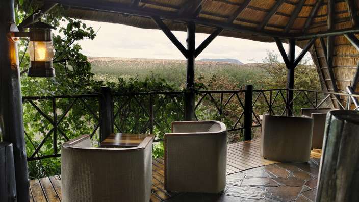 Ein Deck mit Stühlen und einer Laterne darauf