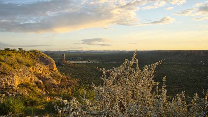 Ein Blick auf ein Tal mit Bergen im Hintergrund