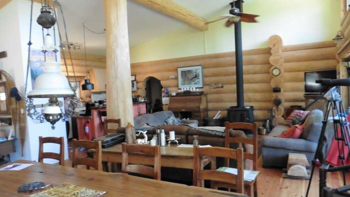 Ein Wohnzimmer mit einem Holztisch und Stühlen