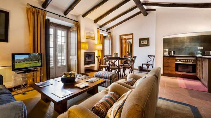 Ein Wohnzimmer mit einem Couchtisch und einem Fernseher